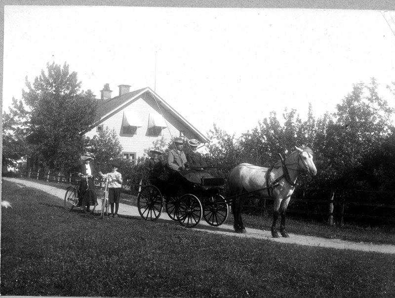 Familjen Ferb år 1904, kantor i Västra Husby. Kyrkskolan i bakgrunden